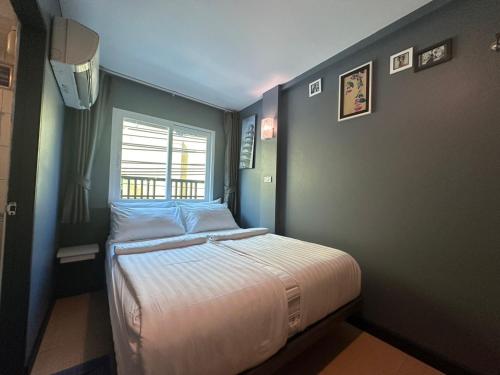 Postel nebo postele na pokoji v ubytování BBHouse Phra Athit