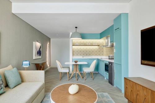 Χώρος καθιστικού στο Staybridge Suites & Apartments - Citystars by IHG