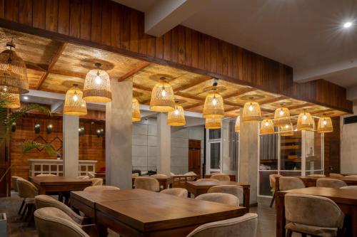 Un restaurante u otro lugar para comer en Crystal Spring Luxury Hotel