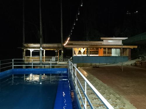 にあるTRIBuの夜間のスイミングプール付きの建物