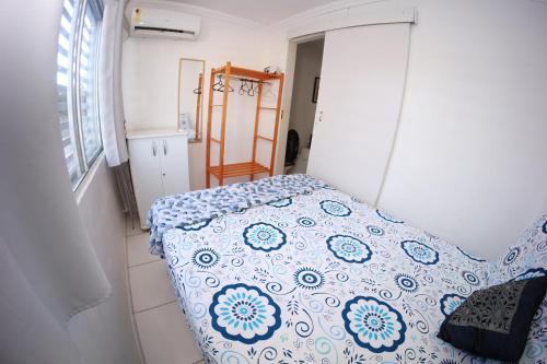 Ένα ή περισσότερα κρεβάτια σε δωμάτιο στο Flat Aconchego BEIRA-MAR térreo quase pé na areia