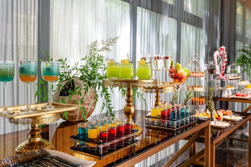 a buffet with colorful drinks on display in a room at Holiday Inn Zhengzhou Zhongzhou by IHG in Zhengzhou