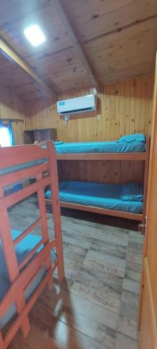 a room with a bunk bed in a cabin at JuanSe Cabaña in Ituzaingó