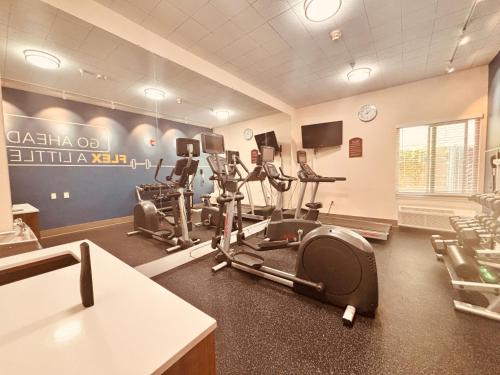 a gym with treadmills and ellipticals in a room at Holiday Inn Express Berkeley by IHG in Berkeley