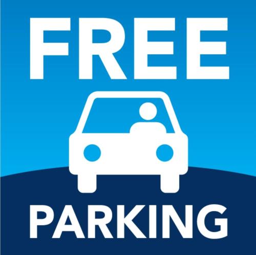 a sign that says free parking with a car at Cerry's Apartments Fronte Mare - Seaside & Sealight in Fossacesia