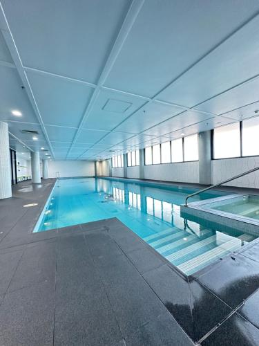 シドニーにあるEastern Suburbs APT near Beach and Shopping mallの大きな建物内の大きなスイミングプール
