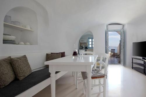 Villa Felicitous Oia Santorini Caldera Views Outdoor Hot Tub Sleeps 3