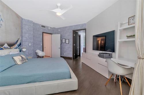Televisyen dan/atau pusat hiburan di High-Rise Haven by the Sea