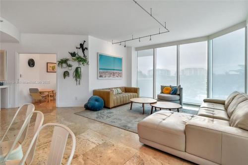Ruang duduk di High-Rise Haven by the Sea