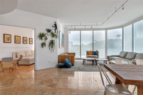 Ruang duduk di High-Rise Haven by the Sea