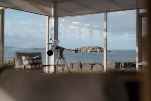 Encounter BayWhalers Rest Ocean front Whale watching的海景客房内的摄像头