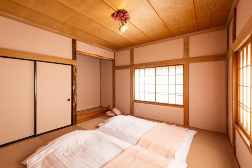 Una cama o camas en una habitación de 町宿Oranchi kisetsu