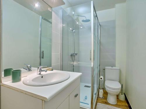 un bagno bianco con lavandino e WC di Studio rénové et climatisé avec balcon pour 2 personnes - FR-1-841-24 a Barbotan-les-Thermes