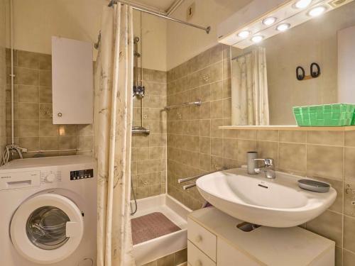 Koupelna v ubytování Studio confortable avec balcon pour 2 à Barbotan-les-Thermes, animaux admis, parking et wifi - FR-1-841-43