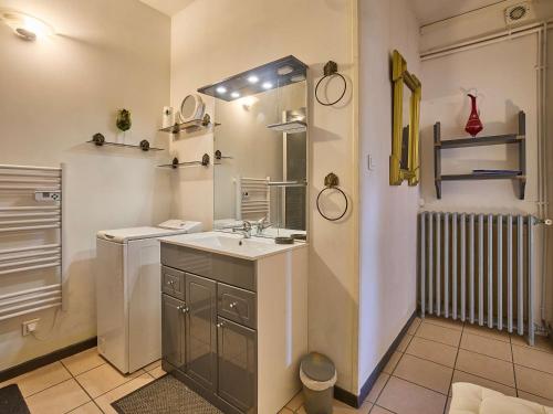 Koupelna v ubytování Studio climatisé avec jardin, wifi et animaux admis à Barbotan-les-Thermes - FR-1-841-11