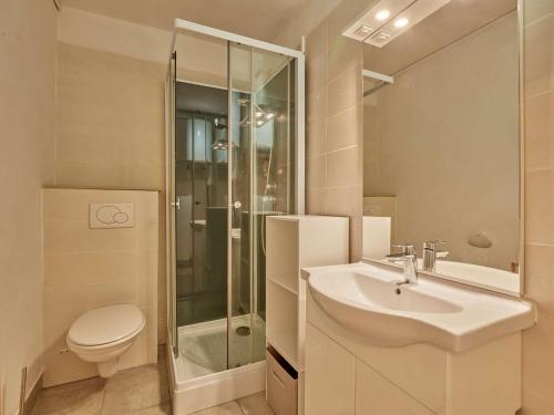 ein Badezimmer mit Toilette, Waschbecken und Dusche in der Unterkunft Appartement T2 avec balcons à Barbotan, idéal pour 2 personnes - FR-1-841-49 in Barbotan-les-Thermes