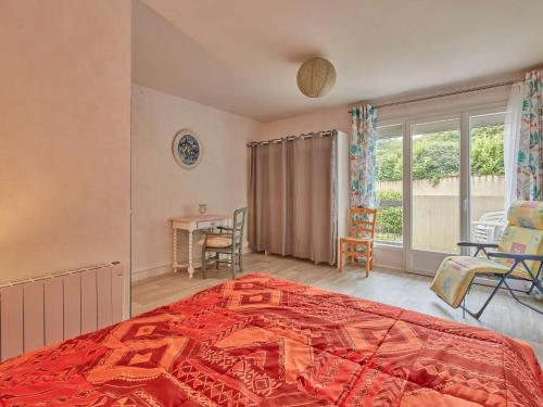 ein Schlafzimmer mit einem Bett und einem Tisch und Stühlen in der Unterkunft Appartement T2 avec balcons à Barbotan, idéal pour 2 personnes - FR-1-841-49 in Barbotan-les-Thermes