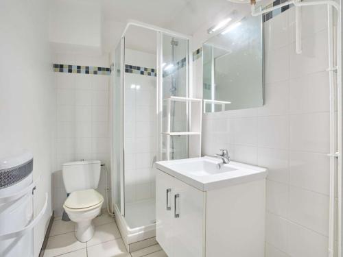 Ένα μπάνιο στο Studio central avec balcon, proche Thermes - FR-1-841-21
