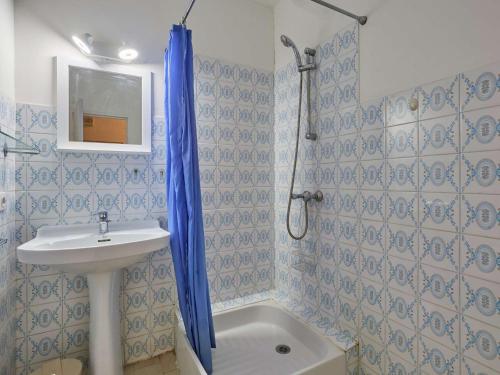 Ένα μπάνιο στο Spacieux T2 avec balcon, parking et wifi à Barbotan - FR-1-841-45