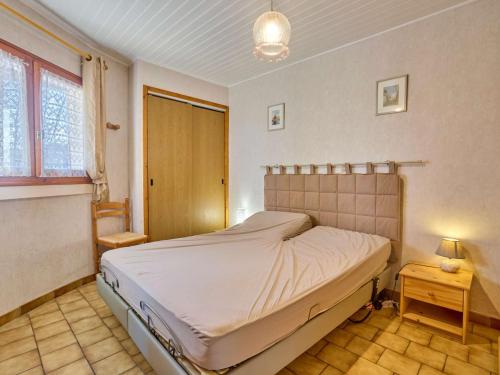 a bedroom with a bed and a table and a window at T2 cosy avec véranda et parking, Wifi inclus - FR-1-841-14 in Barbotan-les-Thermes