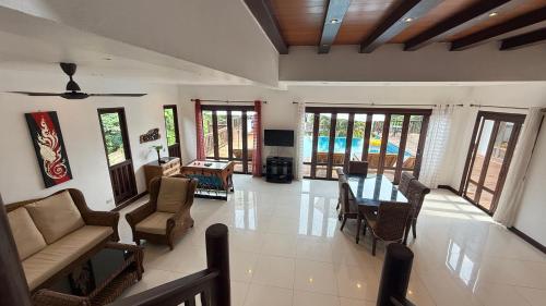a living room with a table and chairs at CM14 Beds & Private Pool in Mae Pim