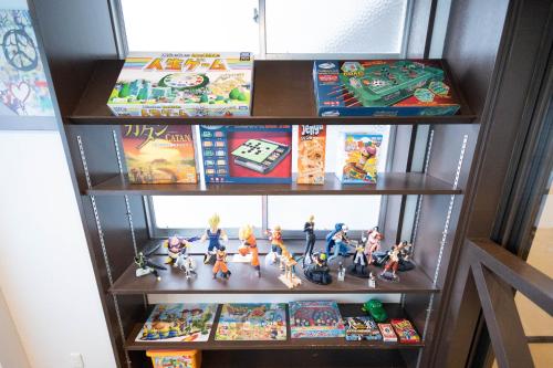 a book shelf filled with toys and games at エイトハウス辻 in Naha