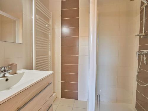 une salle de bain avec lavabo et douche dans l'établissement Studio T1 Bis cosy pour 2, Wi-Fi et parking, animaux admis - FR-1-841-68, à Barbotan-les-Thermes