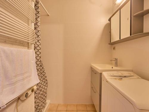a bathroom with a sink and a shower at Charmant T1 bis avec jardin privatif à Barbotan-les-Thermes - FR-1-841-64 in Barbotan-les-Thermes