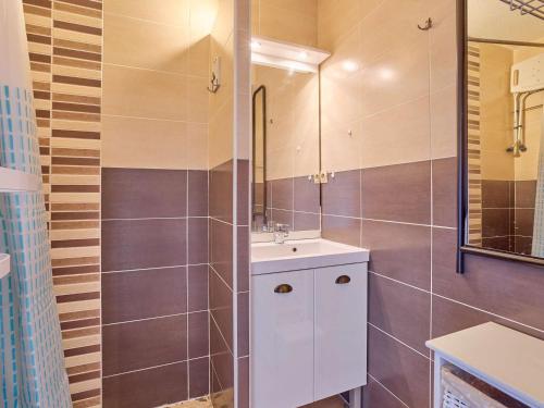 a bathroom with a sink and a mirror at T1 bis moderne avec balcon, Wifi, 2 pers - FR-1-841-78 in Barbotan-les-Thermes