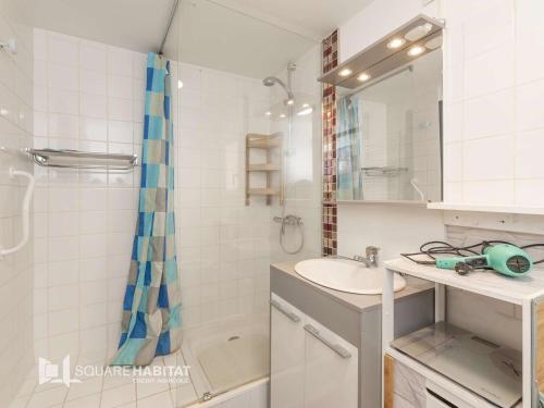 a white bathroom with a sink and a shower at Appartement T3 4 pers. avec Terrasse, Wifi, Parking, Animaux admis - FR-1-841-58 in Barbotan-les-Thermes