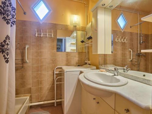 a bathroom with a sink and a mirror and a tub at T1 bis rénové, balcon, Wifi - FR-1-841-67 in Barbotan-les-Thermes