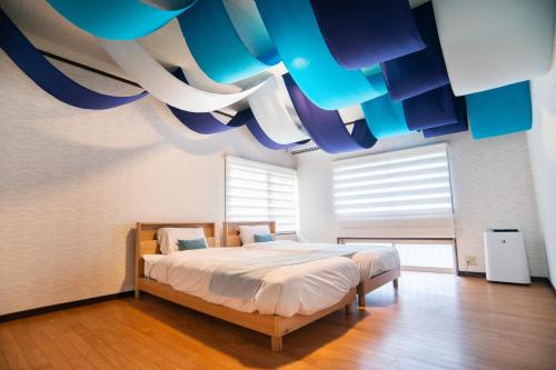 Katil atau katil-katil dalam bilik di machiyado Oranchi Mirai -Japanese Style Stay with Private Sauna-
