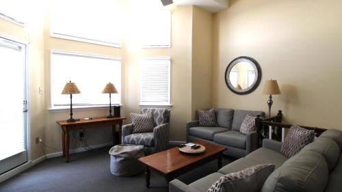Χώρος καθιστικού στο 1107 Beach Unit A1