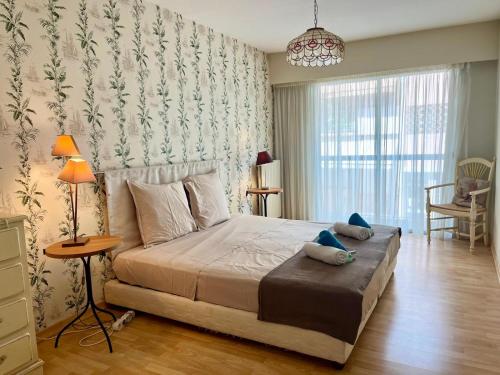 une chambre avec un lit avec des oreillers dessus dans l'établissement L'Hacienda, à Antibes