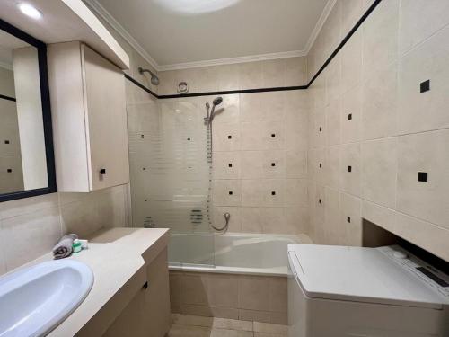 une salle de bain avec une baignoire, un lavabo et une douche dans l'établissement L'Hacienda, à Antibes