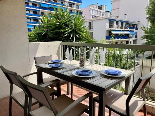 - une table sur un balcon avec des plats bleus dans l'établissement L'Hacienda, à Antibes