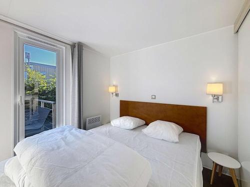 une chambre blanche avec un lit et une fenêtre dans l'établissement Mobil-home spacieux 6 pers, 3 ch, 2 sdb, proche plage - FR-1-361A-98, à Jullouville