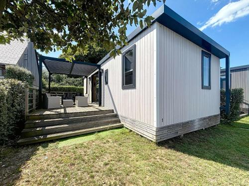 Mobil-home tout confort 6 pers, 3 ch, 2 sdb, piscine, à 200m de la plage, plein cœur de Jullouville - FR-1-361A-55