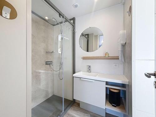 Kúpeľňa v ubytovaní Mobil-home tout confort 6 pers, 3 ch, 2 sdb, piscine, à 200m de la plage, plein cœur de Jullouville - FR-1-361A-55