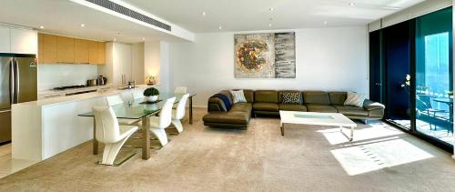 Kuchyň nebo kuchyňský kout v ubytování Prima Tower - Penthouse Style Super-sized Apartment with Balcony by Casino and MCEC