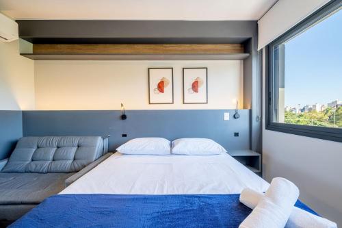 a bedroom with a large bed and a window at Skyline Parque Moinhos by LikeHome in Floresta