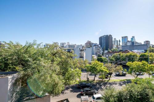 a view of a city with a parking lot at Skyline Parque Moinhos by LikeHome in Floresta