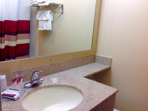 łazienka z umywalką i dużym lustrem w obiekcie Pilgrim Inn & Cottages w mieście Plymouth