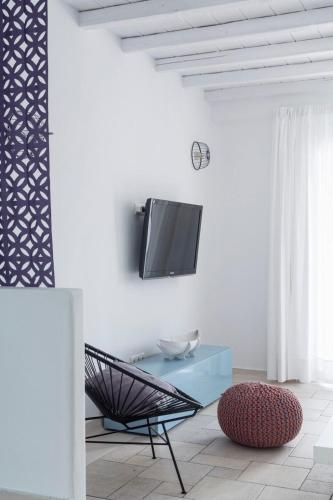 TV o dispositivi per l'intrattenimento presso Deluxe Mykonos Villa Outdoor Pool Villa Del Sol Sea & Pool View 2 Bdr Ornos