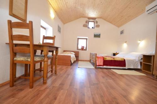 sypialnia z 2 łóżkami, biurkiem i krzesłem w obiekcie Holiday Home Paklenica w mieście Starigrad-Paklenica
