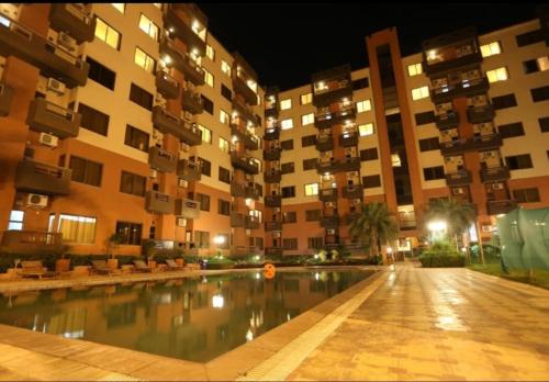 Una piscina frente a un edificio por la noche. en Madhav Mohini Kunj -2 BHK Near Prem Mandir, en Vrindāvan