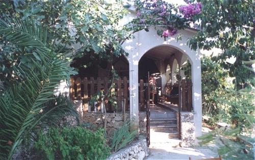 um portão num jardim com uma cerca em D&N Urlicic em Omiš