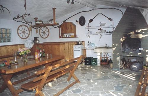 uma cozinha com uma mesa de madeira e uma lareira em D&N Urlicic em Omiš
