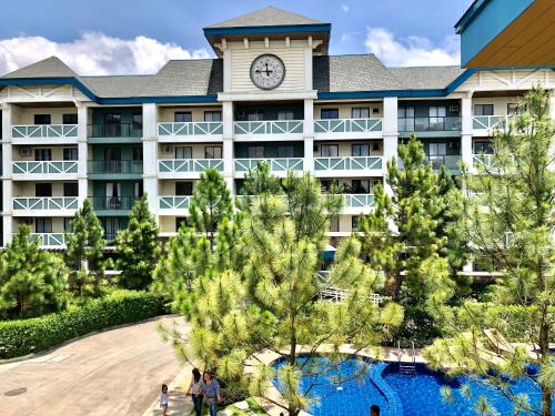 La alberca dentro o cerca de Pedolinos Tagaytay Luxe studio with Netflix and unlimited wifi