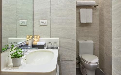 A bathroom at Belmont Hotel Manila near NAIA Terminal 3 MNL
